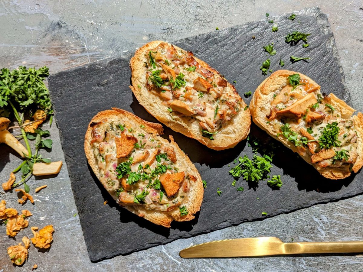 Drei Brötchenhälften mit der Flammkuchenfüllung und Pfifferlingen.