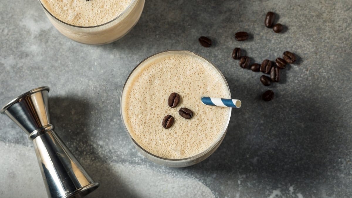 Ein Glas Frozen White Russian auf einem grauen Tisch.