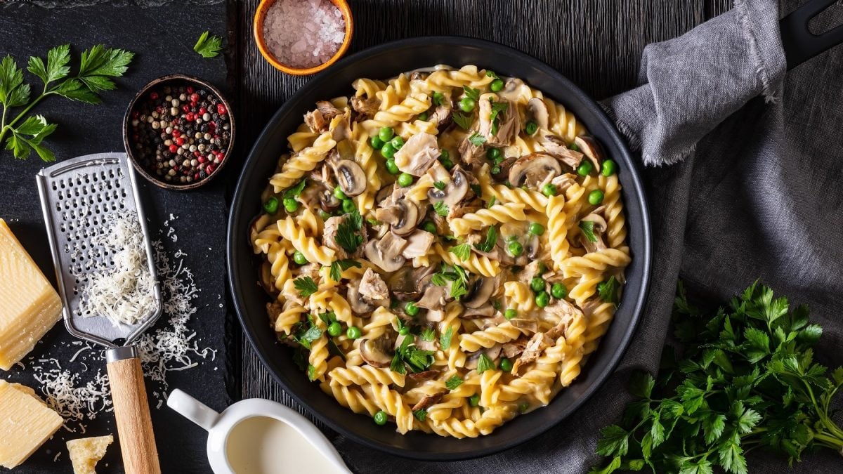 Eine schwarze Pfanne mit dem Pastagericht direkt von oben fotografiert.