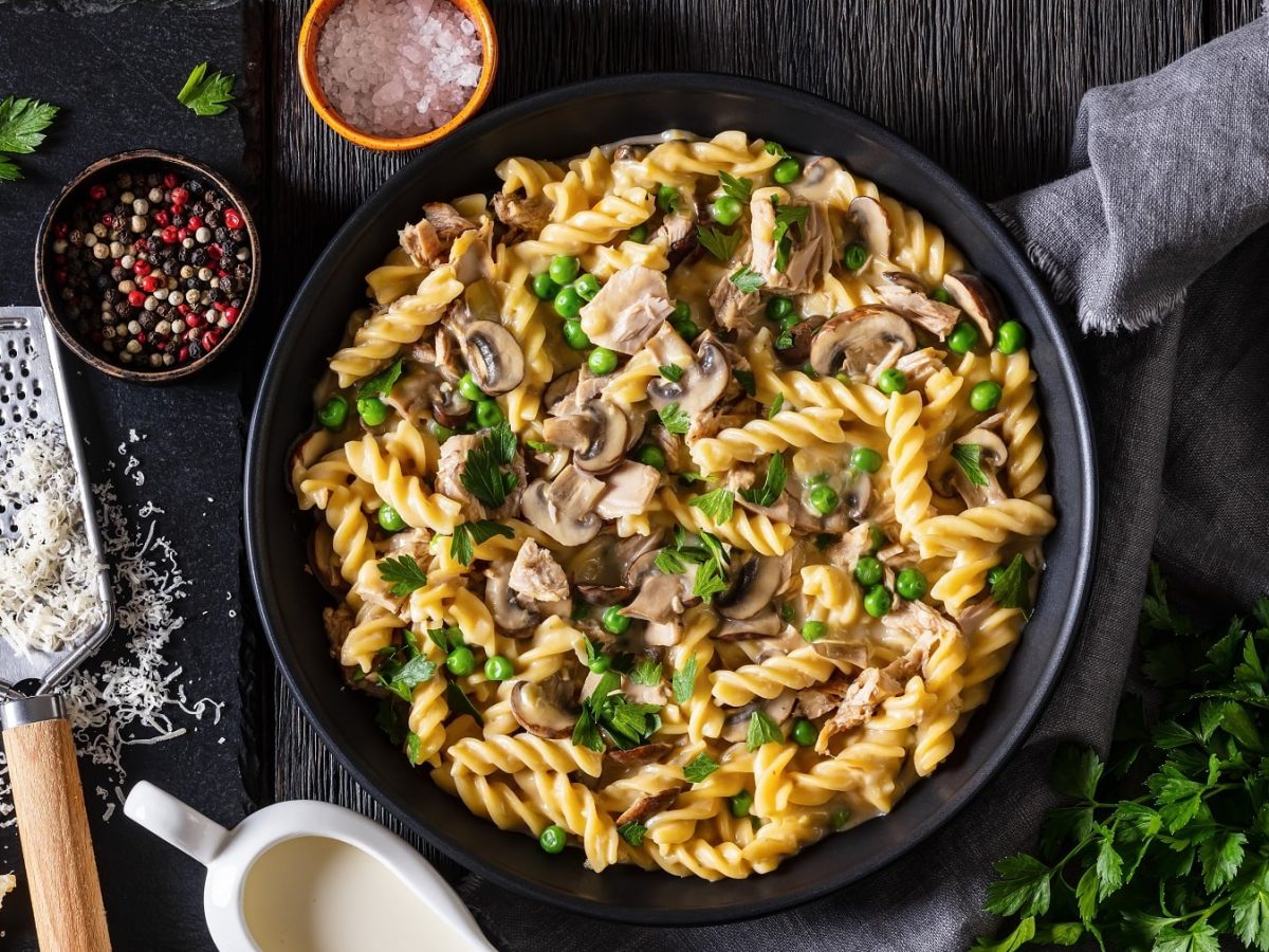 Eine schwarze Pfanne mit dem Pastagericht direkt von oben fotografiert.