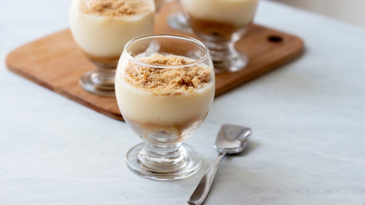 Ein Glas mit Biscoff-Mousse auf einem hellen Untergrund.