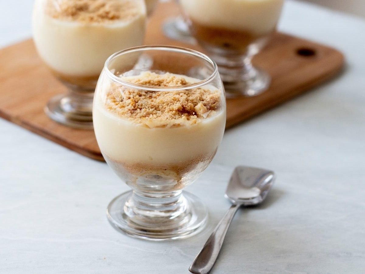 Ein Glas mit Biscoff-Mousse auf einem hellen Untergrund.