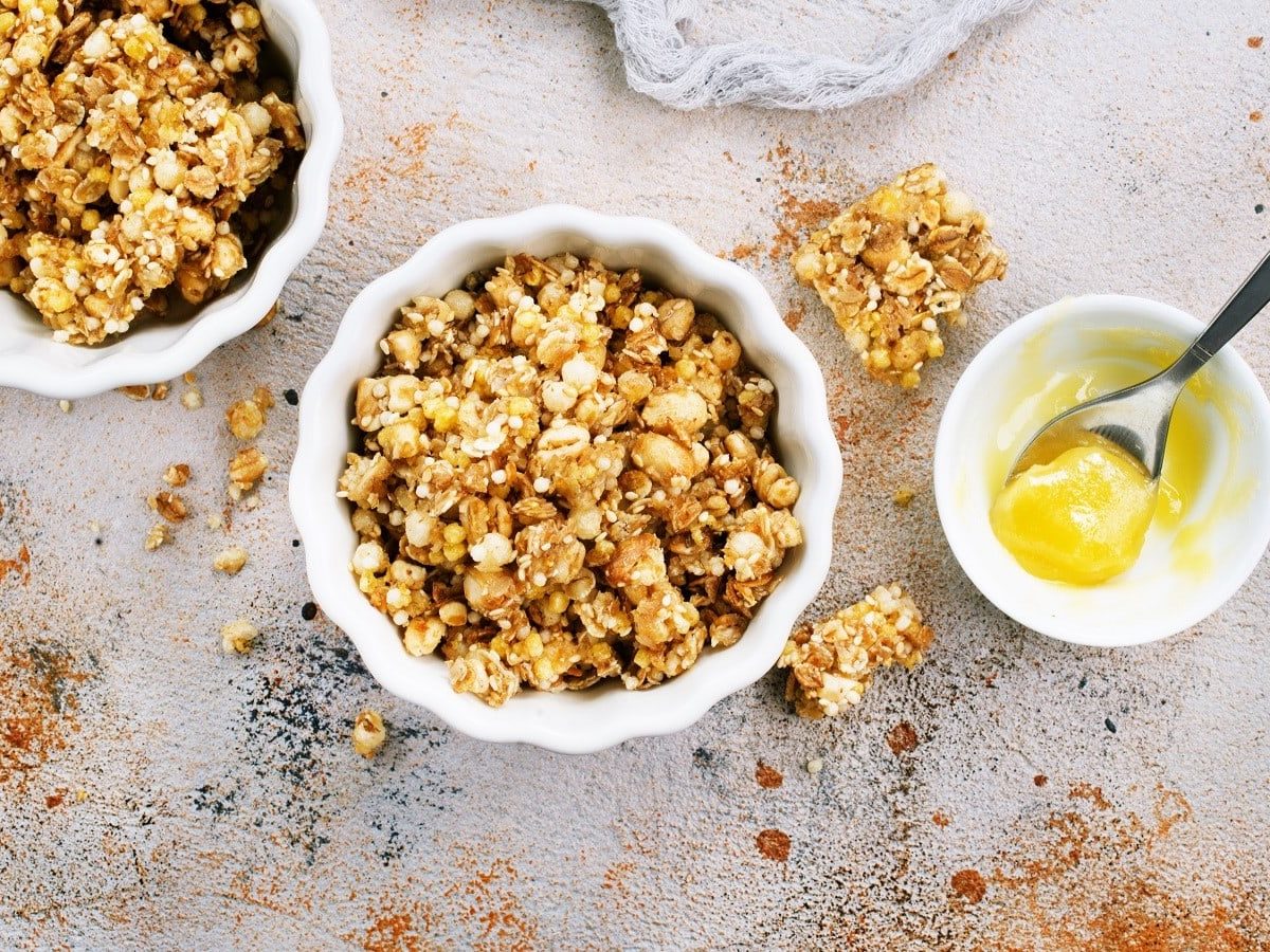 Eine Schüssel mit Salted Caramel Granola auf einem grauen Untergrund.