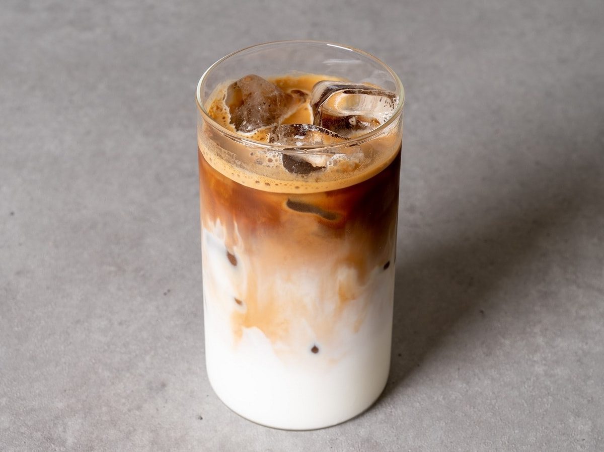 Ein Glas Raffaello Latte auf einem grauen Tisch.