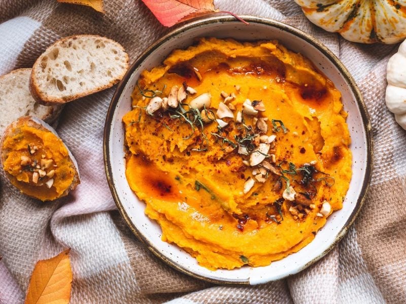 Ein tiefer Teller mit geröstetem Kürbis-Dip mit Feta.