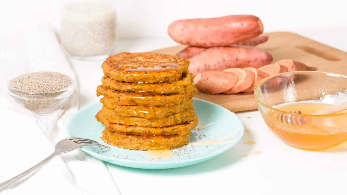 Ein Stapel Süßkartoffel-Pancakes auf einem blauen Teller.