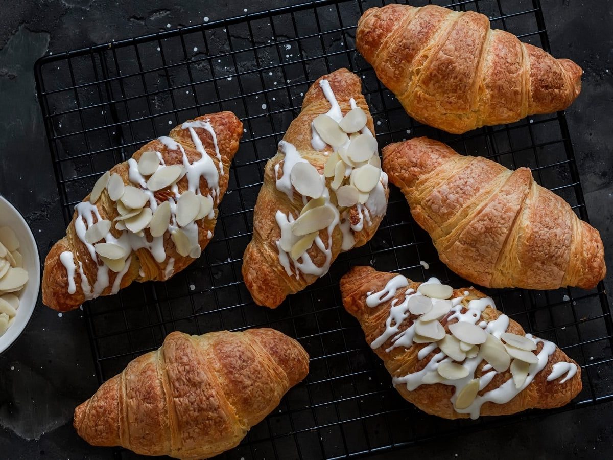 Fünf gefüllte Weiße-Schoki-Croissants auf einem dunklen Untergrund.