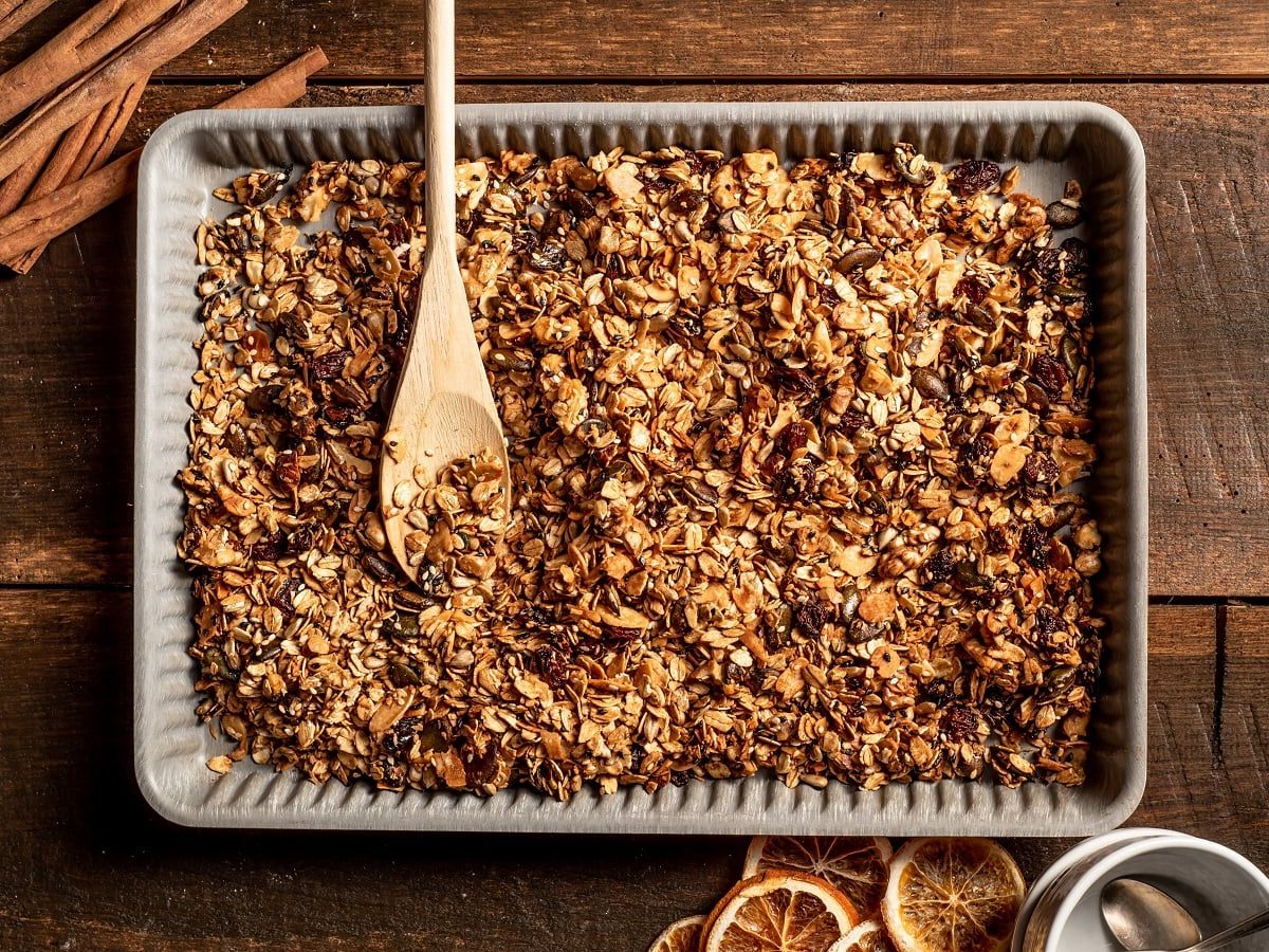 Ein Blech mit Spekulatius-Granola auf einem Holztisch.