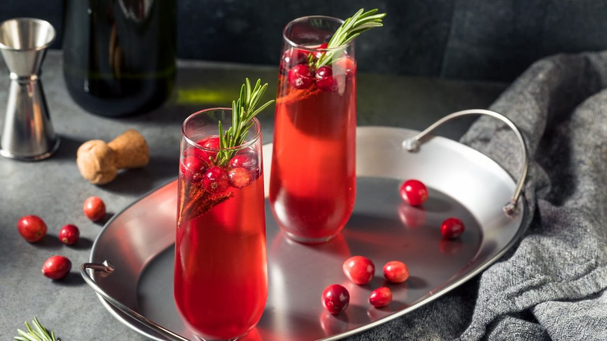 Zwei Gläser Poinsettia-Cocktail auf einem Silbertablett.