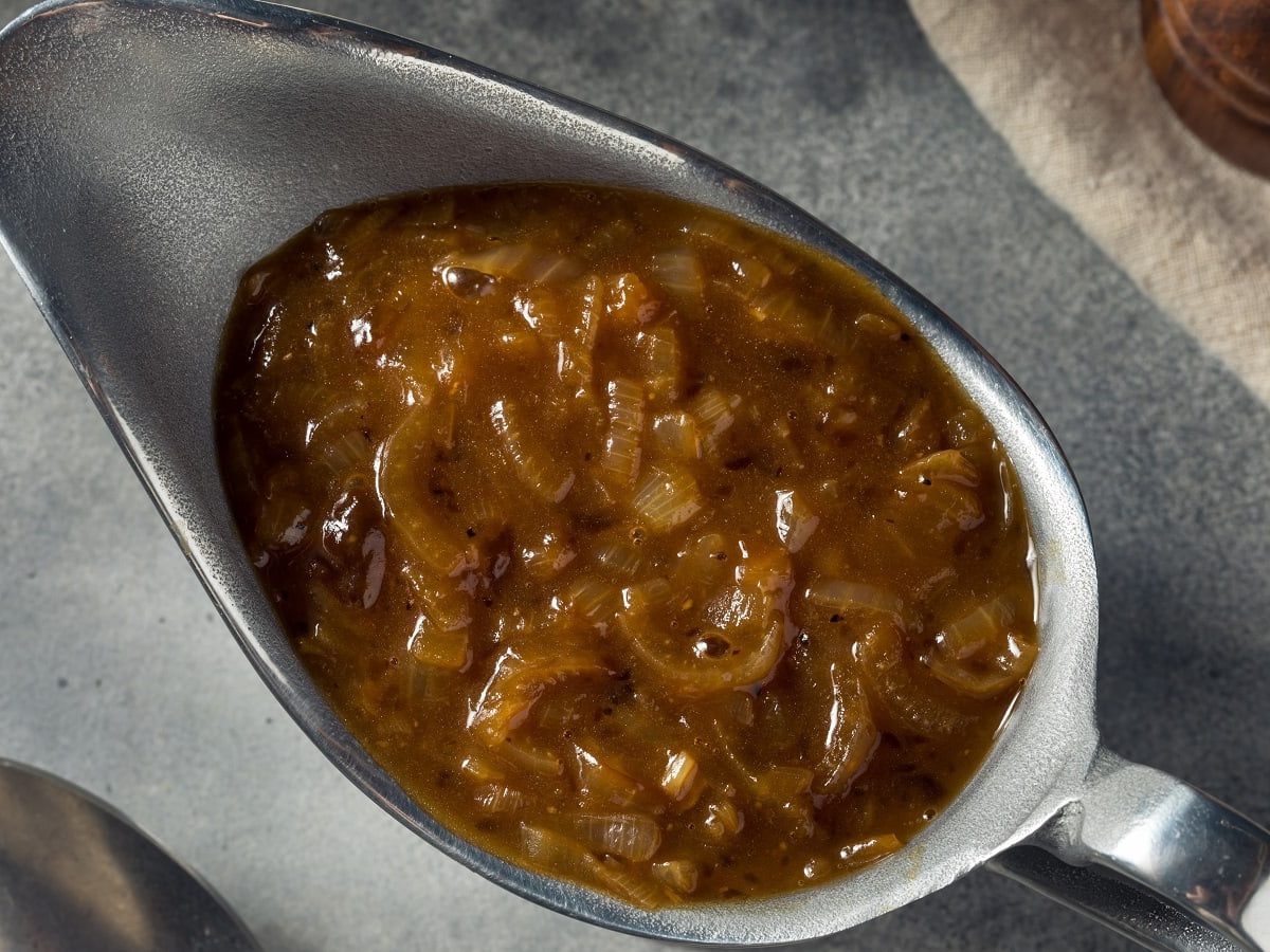 Eine silberne Saucière mit Zwiebelsauce.