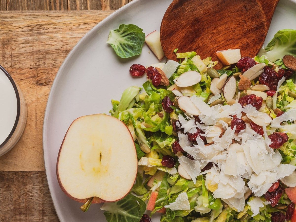 Draufsicht: Teilansicht eines Tellers Rosenkohl-Cranberry-Salat.