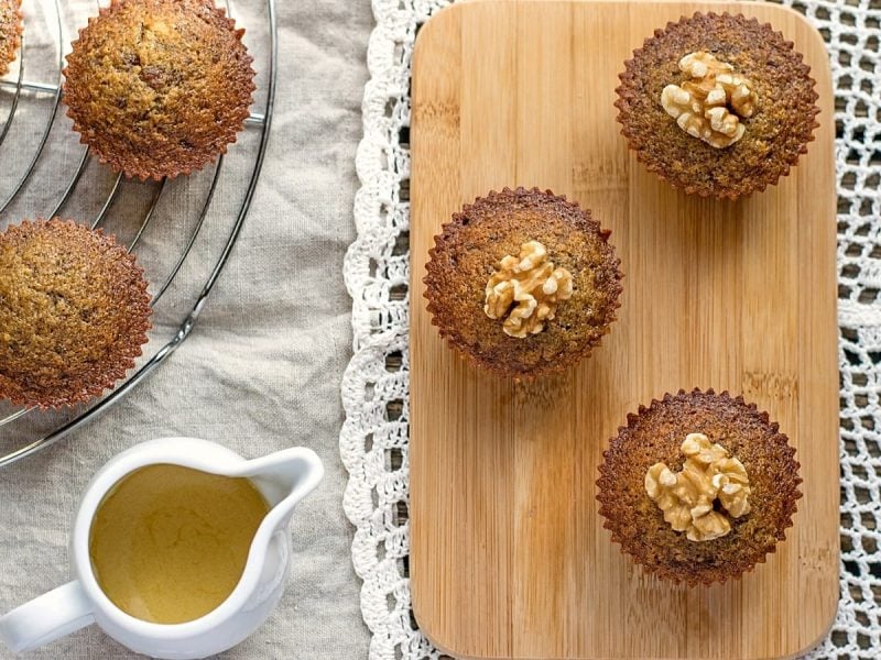 Dattel-Muffins auf einem Holzbrett.