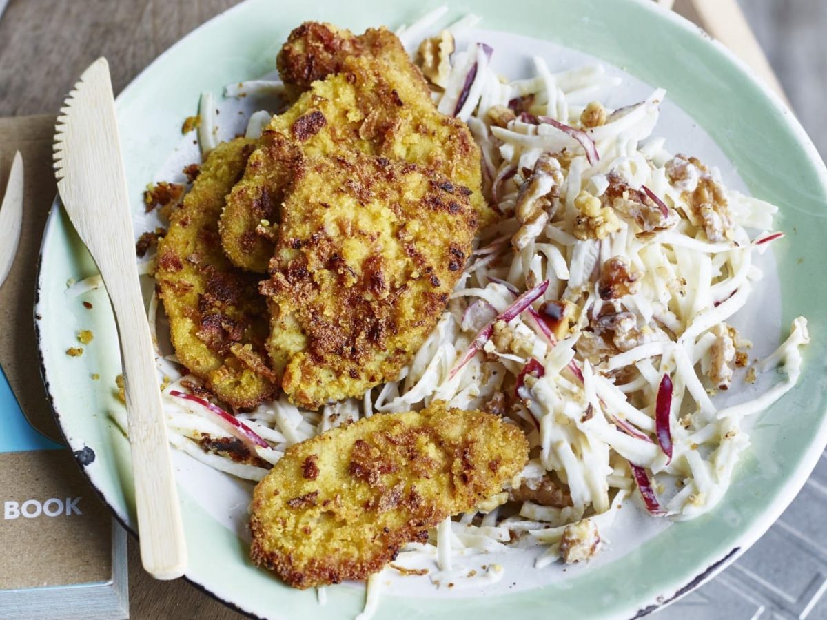 Ein Teller mit Mini-Kalbsschnitzel mit Sellerie-Salat.