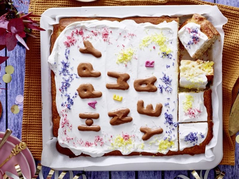 Serviere den leckeren Piña-Colada-Kuchen mit Schlagsahne und einem fruchtigen Drink.