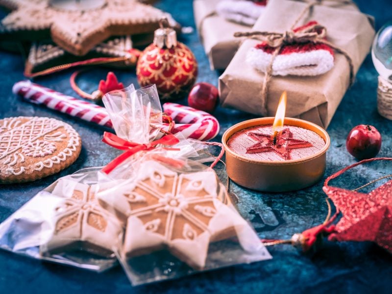 Ein dunkelblauer Tisch mit den weihnachtlichen Desserts von der Seite fotografiert.