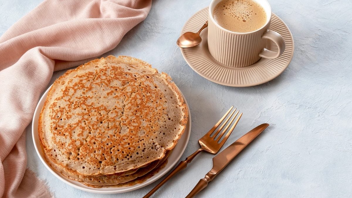 Ein Stapel Espresso-Pfannkuchen auf einem hellgrauen Tisch.