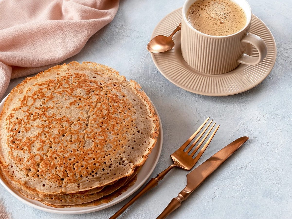 Ein Stapel Espresso-Pfannkuchen auf einem hellgrauen Tisch.