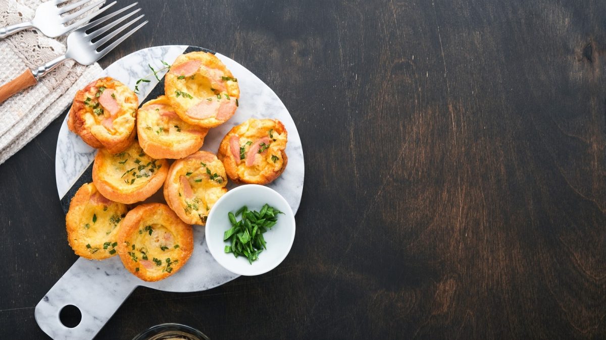 Ein weißer Teller mit einem Stapel Flammkuchen-Muffins.