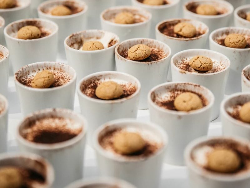 Ein Haufen Tiramisu Shots.