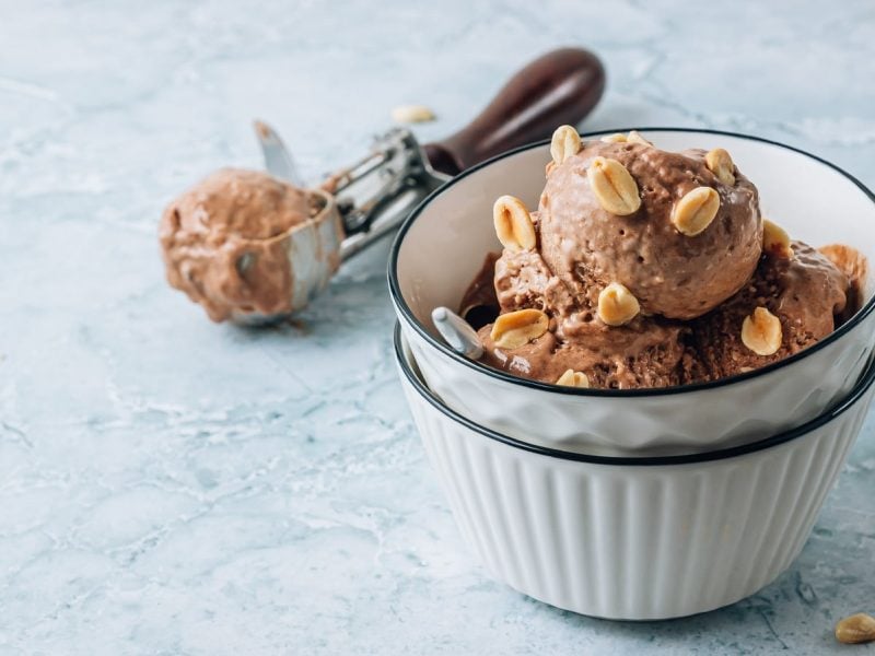 Eine weiße Schüssel mit Erdnussbutter-Schoko-Eis.