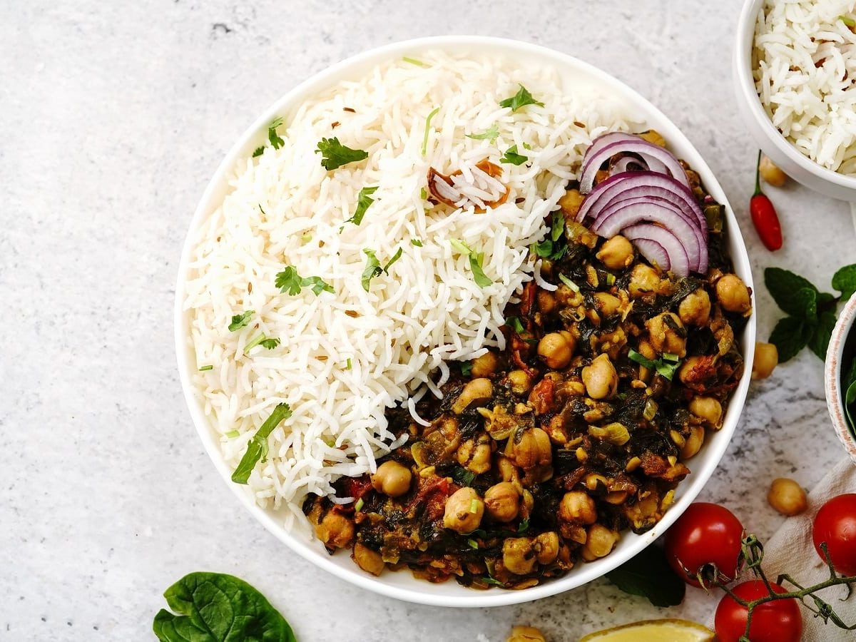 Ein Teller mit einer Portion Chana Saag auf einem weißen Untergrund.