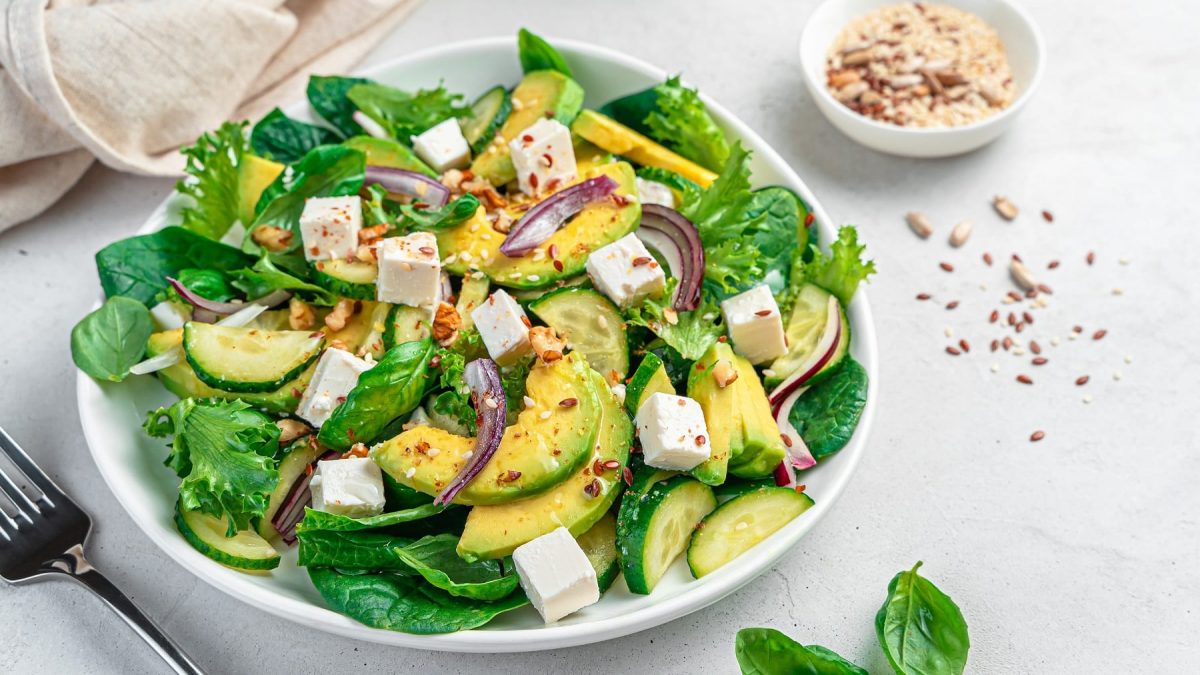 Ein weißer Teller mit dem Detox-Salat auf hellem Untergrund von schräg oben fotografiert.