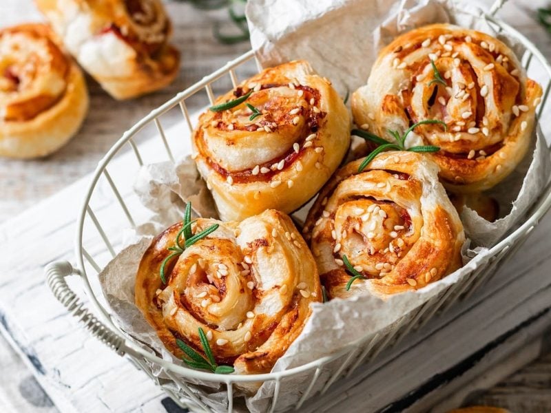 Unsere Pizza-Rolls mit Salami, Käse und Kräuter sind rasend schnell zubereitet und der perfekte Fingerfood-Snack.