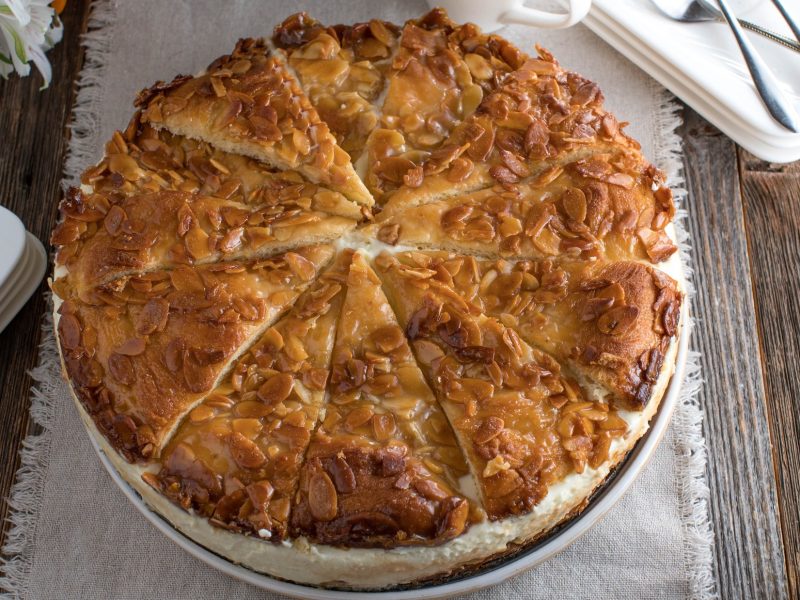 Omas Bienenstich-Torte von oben fotografiert.