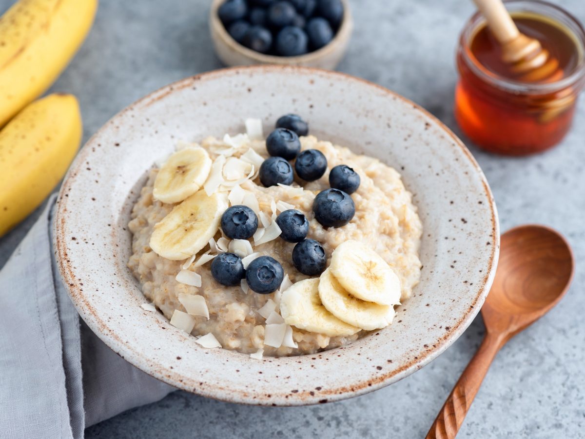 Haferflocken einweichen mit Milch und anschließendes Topping mit Blaubeeren und Bananen.