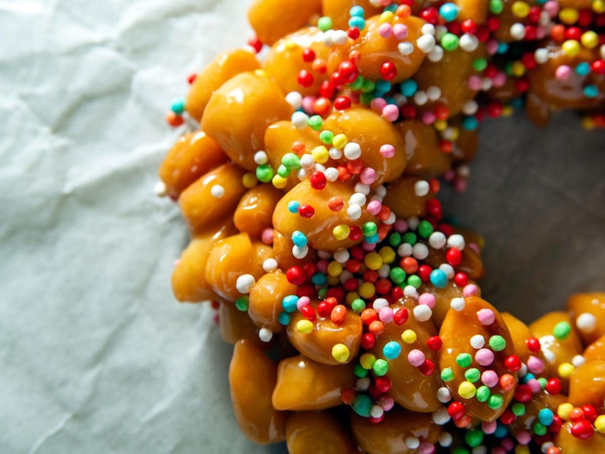 Struffoli mit bunten Streuseln von oben fotografiert.