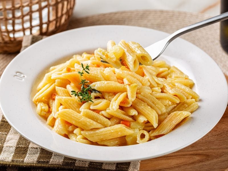 Pasta, patate e provola auf einem weißen Teller.