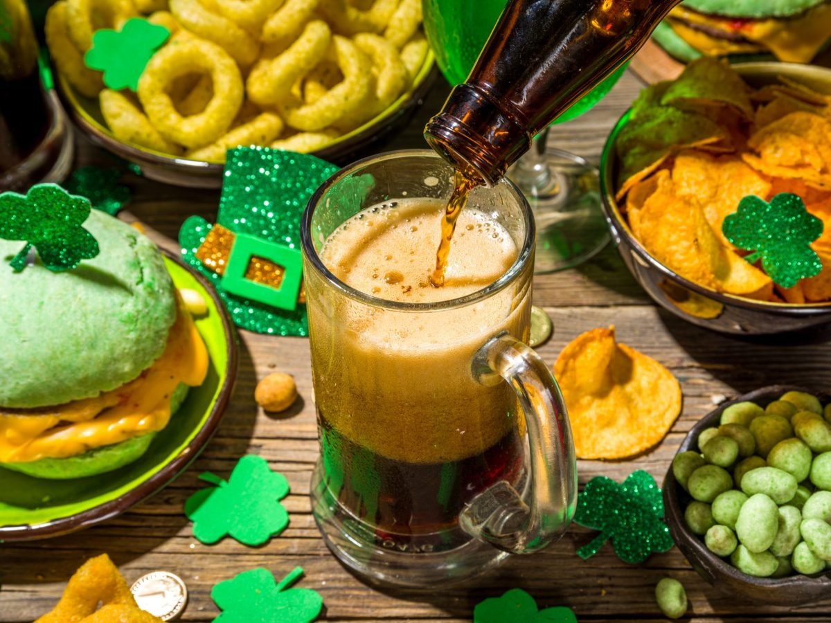 Ein gedeckter Tisch mit vielen Leckereien passend zum Saint Patricks Day.