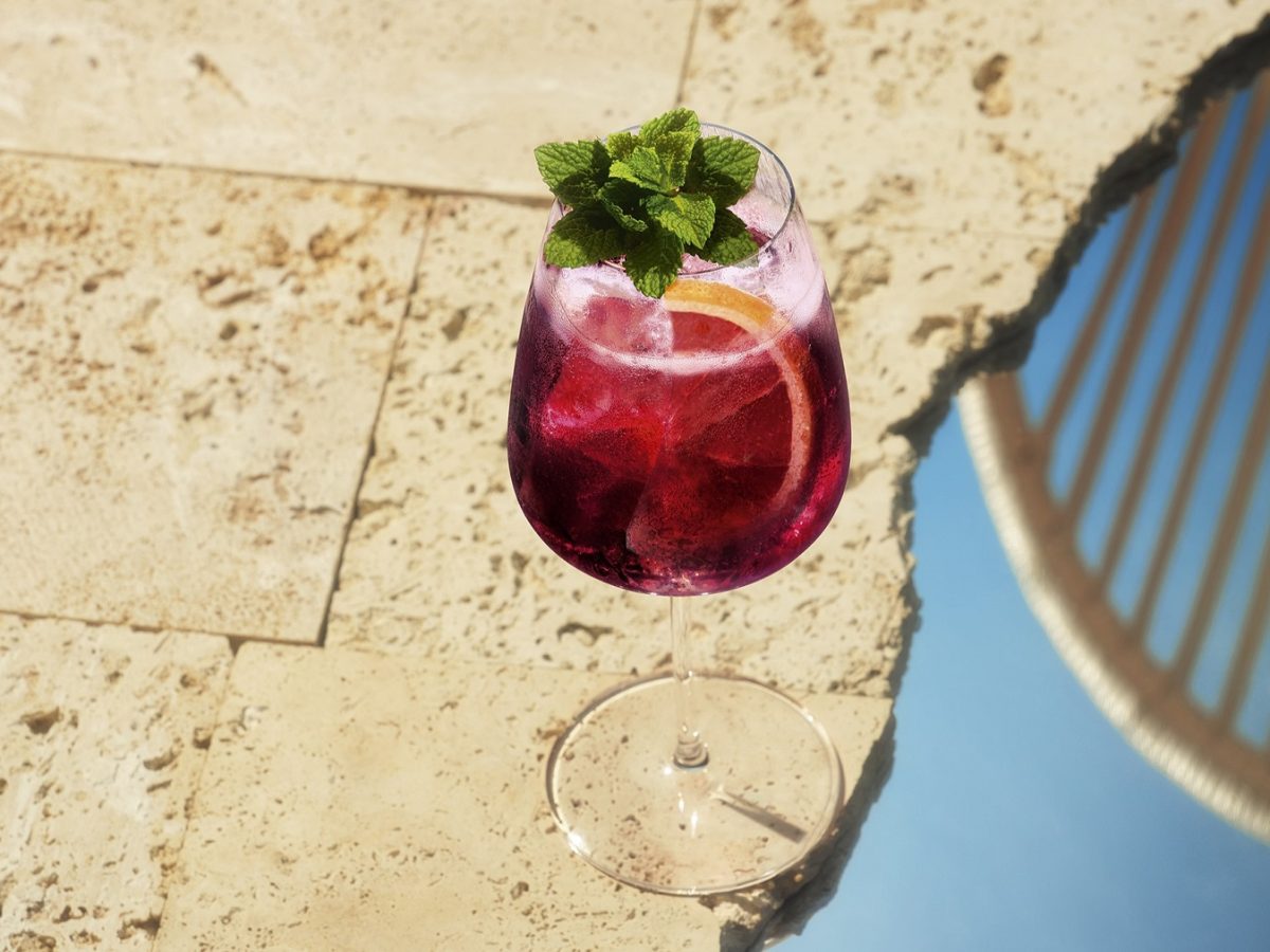 Glas mit alkoholfreien Martini Pomegranate.