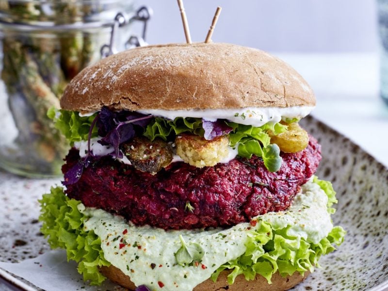 Beetroot-Burger und spargel-Fritten auf einem grauen Teller.