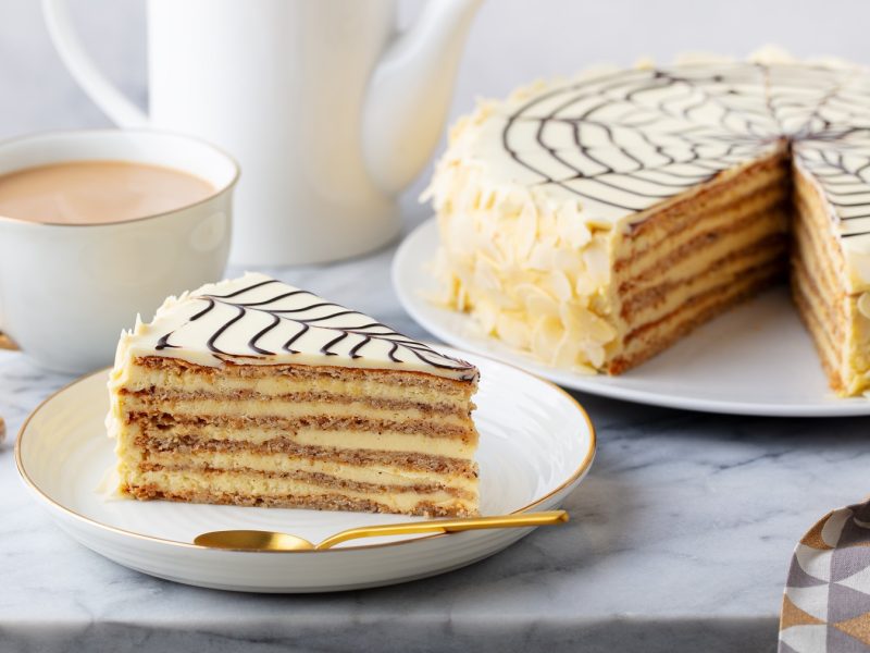 Angeschnittene Esterházy-Torte auf einem Tortenteller.