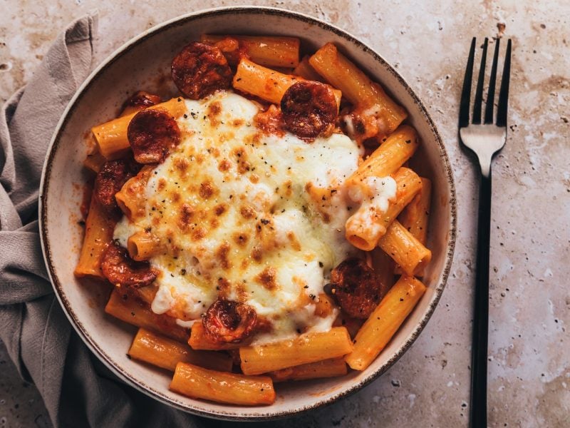 Nudelauflauf mit Chorizo und Béchamelsauce in einer Schüssel.