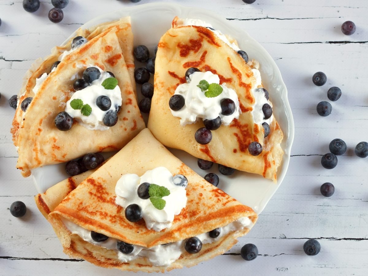 Pfannkuchen mit Heidelbeer-Schmand-Füllung von oben fotografiert.