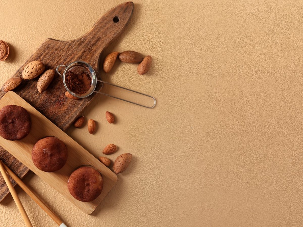 Heiße-Schoko-Mochi auf einem hölzernen Brett auf beigen Hintergrund.