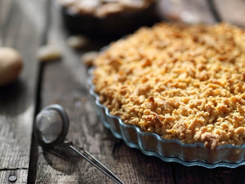 Streusel aus klassischem Grundrezept in einer gläsernen Tarteform.