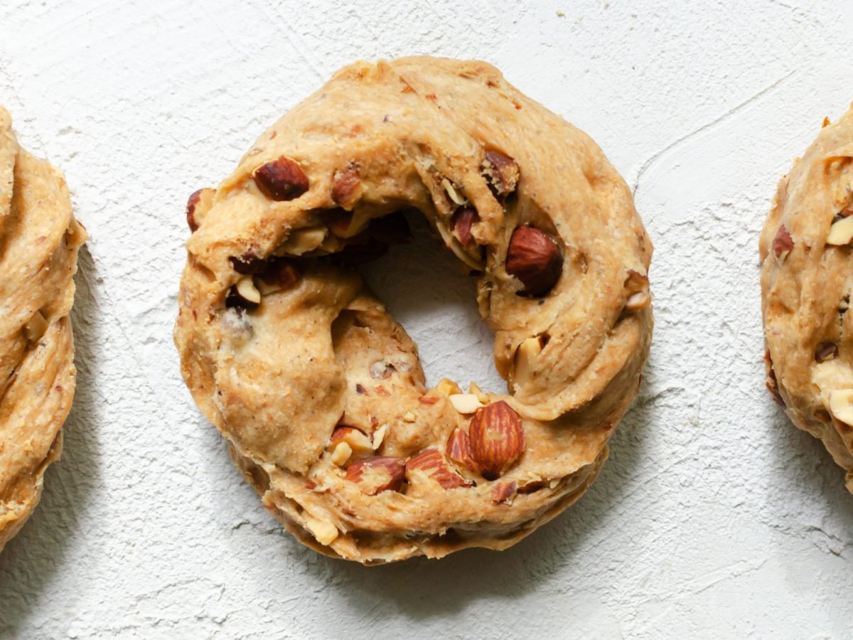 Taralli napoletani auf weißem Untergrund von oben fotografiert.