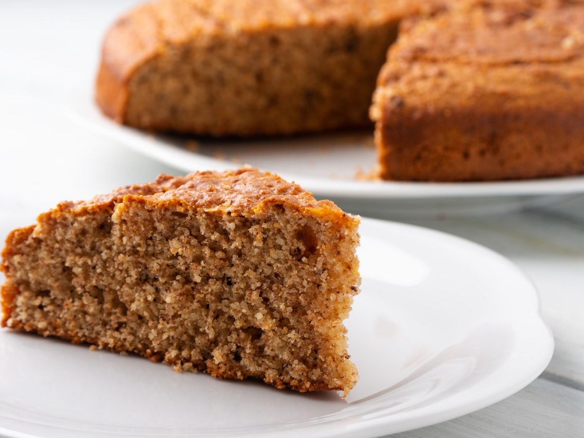 Stück Torta grigna vor dem angeschnittenen Kuchen.