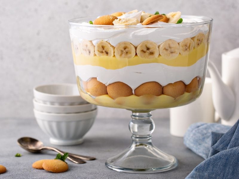 Banana Pudding Trifle in einer Schüssel. Daneben weißes Teeservice.