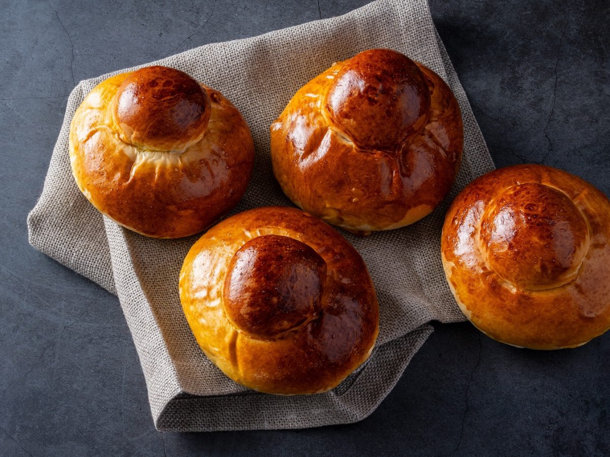 Brioche col tuppo auf grauem Untergrund von oben fotografiert.