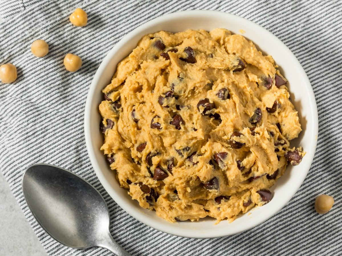 Cookie Dough aus Kichererbsen mit Schokodrops von oben fotografiert in einer Schüssel.