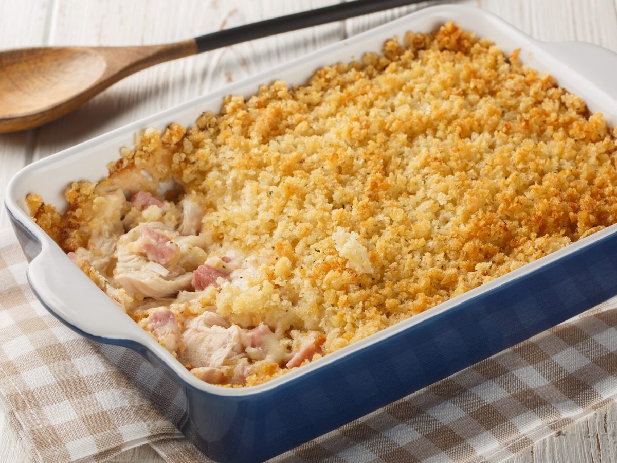 Cordon-Bleu-Auflauf in einer Auflaufform mit baluem Rand.