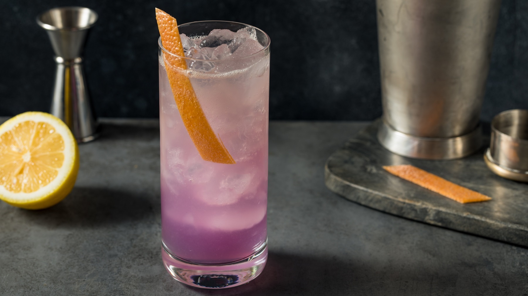 Orange Empress Cocktail in einem Highball-Glas.