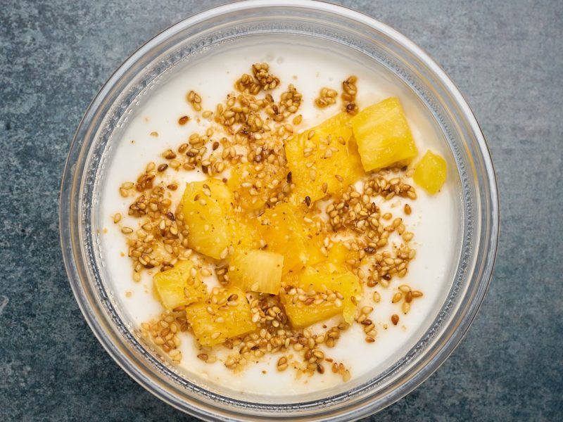 Haupia von oben mit Ananas-Sesam-Topping fotografiert.