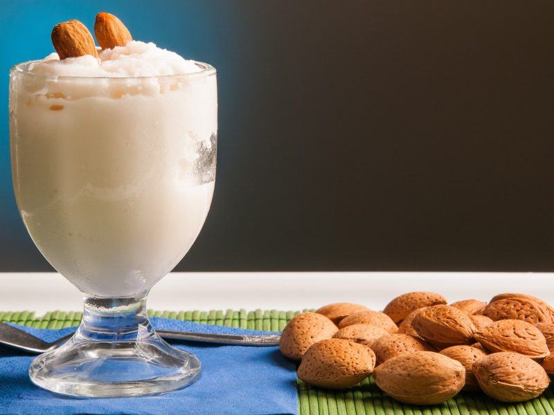 Mandel-Granita in einem Eisbecher, dekoriert mit Mandelkernen.