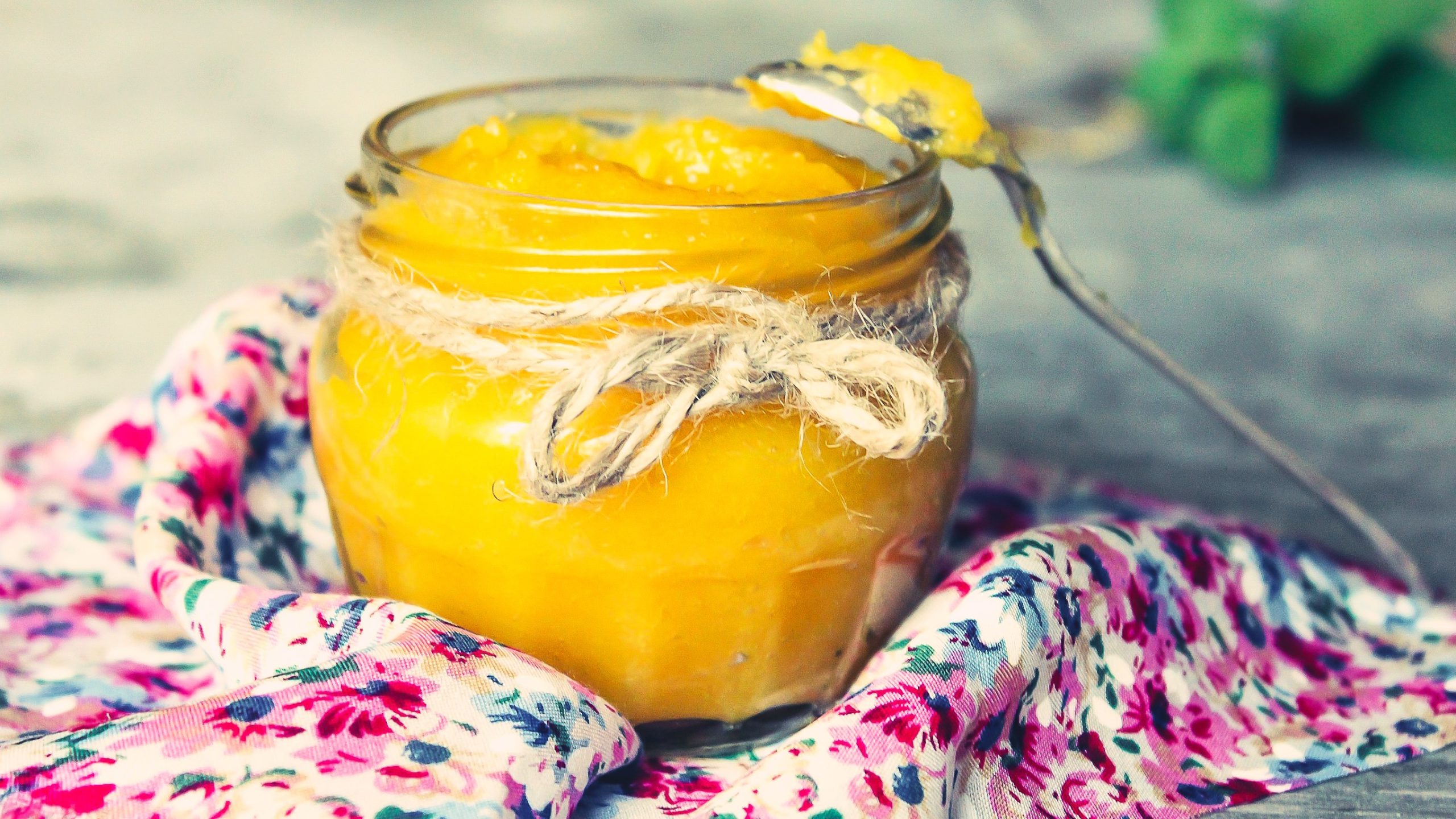 Mango-Marmelade in einem Schraubglas.