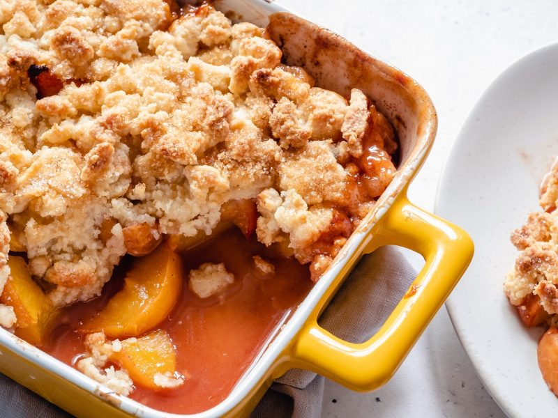 Peach Cobbler in einer Auflaufform von oben fotografiert.